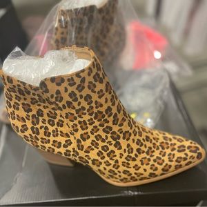 Brand new never worn purchased from boutique there cute live there design